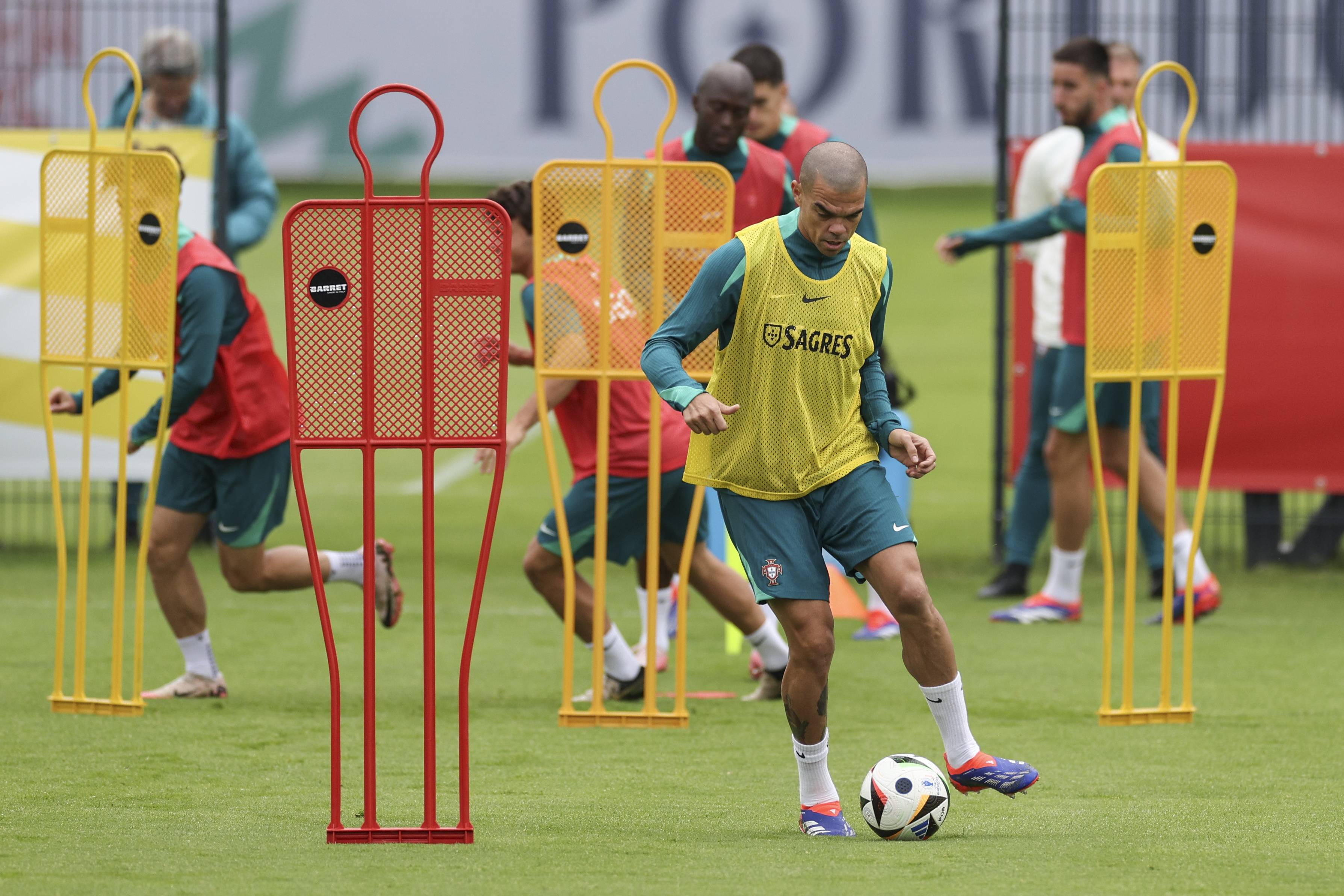 包含葡萄牙国家队遭遇困境，面临淘汰压力的词条